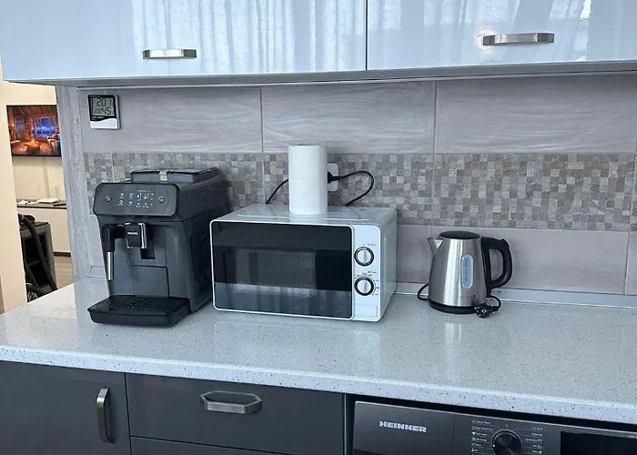 Alex Mnl Lux Free Parking D12