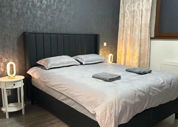 Alex Mnl Lux Free Parking D12